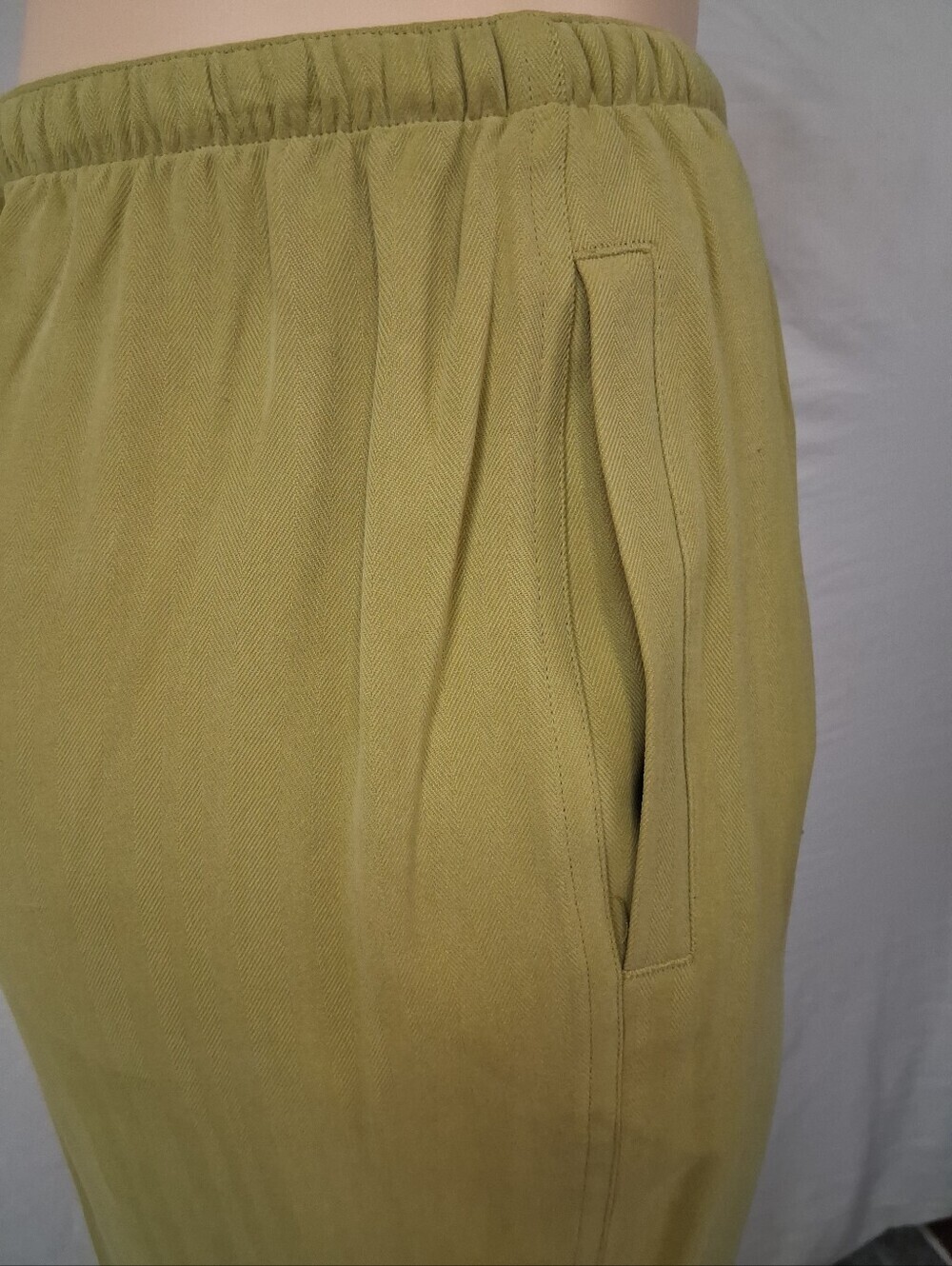 Tommy Bahama Olive Drawstring Cropped Capri Pants - Picture 6 of 17